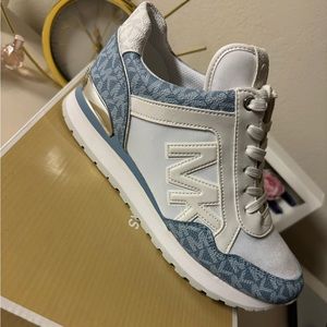 Michael Kors Denim color size 7